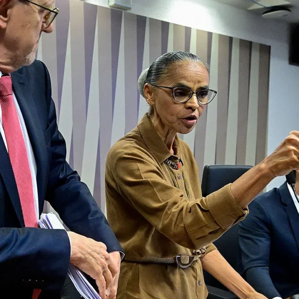 Marina tenta mostrar força, mas sem base governista sua luta não vai para frente
